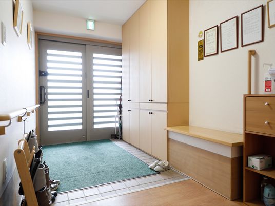 明るいエントランス通路