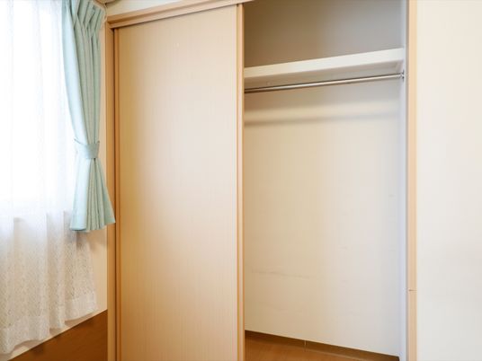 開かれた洋室のクローゼット