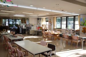光が差し込む明るいリビング