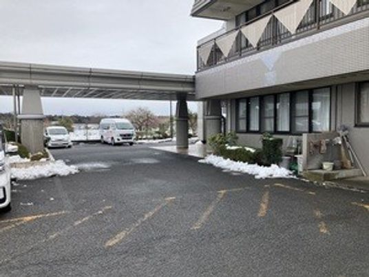 施設の建物前の駐車場  