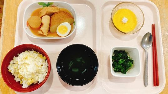 色とりどりの食事プレート
