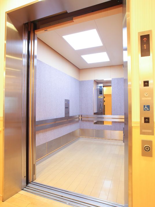 広々とした清潔なエレベーター