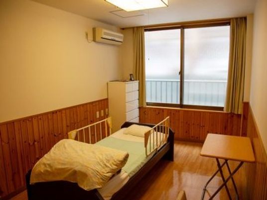 明るい居室の一室  