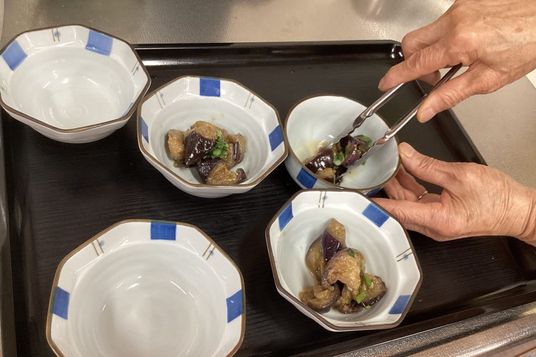 料理を盛り付ける様子