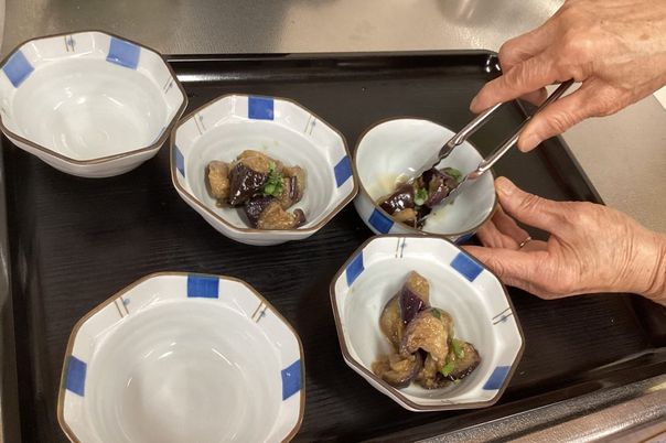 料理を盛り付ける様子