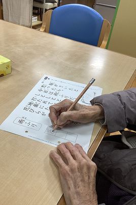 机で作業する様子