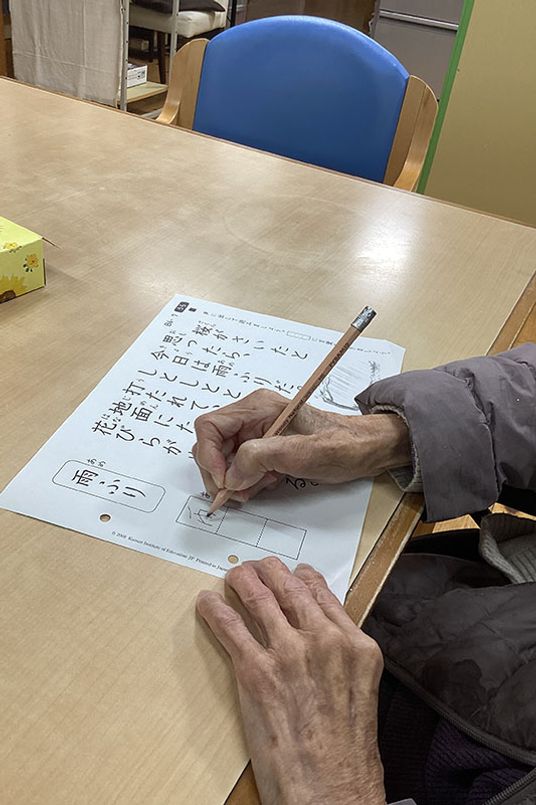 机で作業する様子