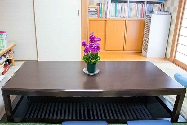 和室のテーブルと花  