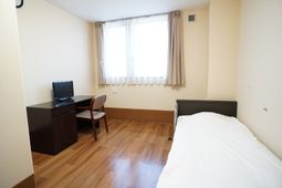 シンプルな居室の様子