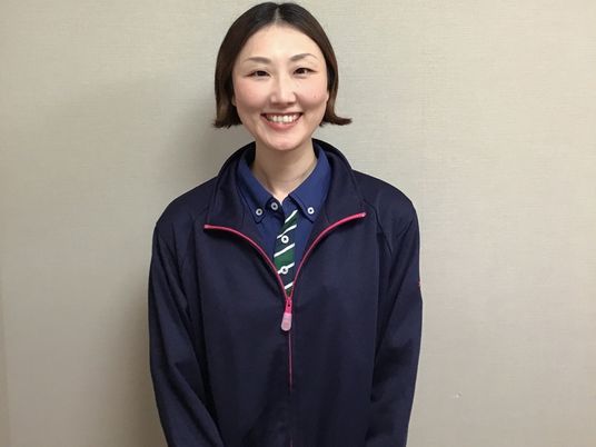 優しい表情のスタッフ立像