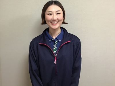 優しい表情のスタッフ立像