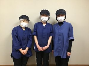 笑顔のスタッフが並ぶ職場