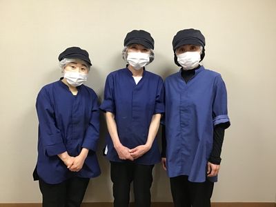 笑顔のスタッフが並ぶ職場