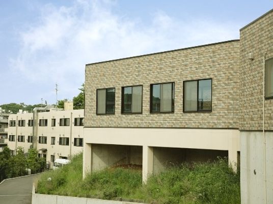 明るい壁の建物外観