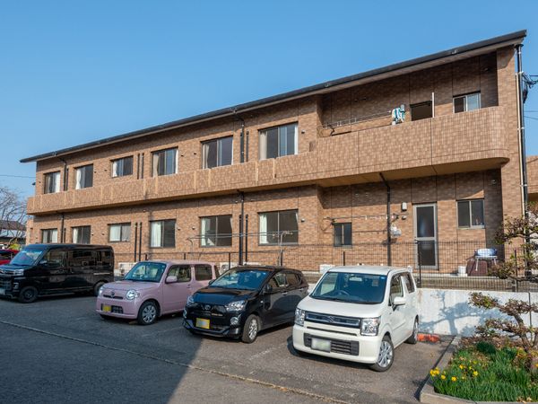 茶色の壁が特徴的な建物外観