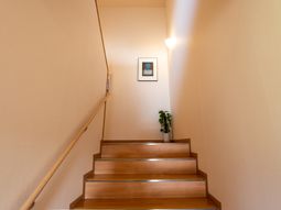 明るい廊下の階段