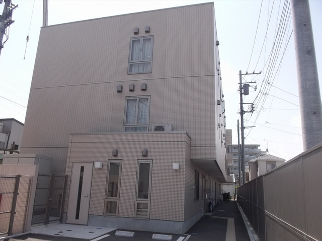 現代的な建物の外観 外に面した清潔感のある建物です。静かな環境で、新しい職場として適しています。