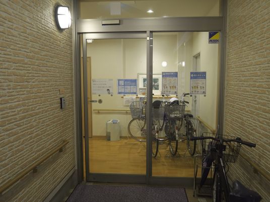 自転車が並ぶエントランス