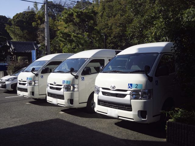送迎用の車両 外観 送迎用の車が整然と並んでおり、利用者の移動を支援する体制が整っています。