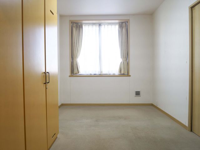 シンプルな居室 居室 広々とした明るい部屋で、自然光がたっぷりと入ります。快適な生活環境が整っています。
