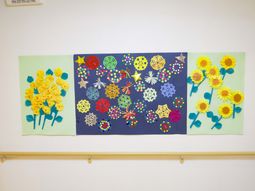 色鮮やかな壁の掲示物