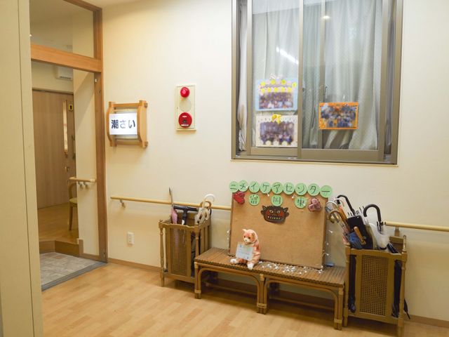 扉近くの賑やかな通路 廊下 明るい廊下には掲示物があり、温かな雰囲気を感じられます。車椅子でも通りやすい設計です。