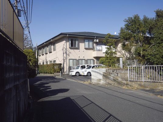 通りから見た施設の外観