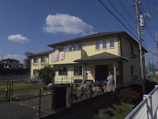 自転車と備品のある外観