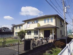 明るい外観の建物