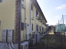 黄色の建物外観