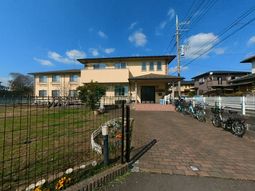 緑豊かな庭の建物