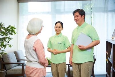 笑顔のスタッフと利用者