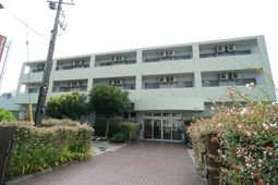 落ち着いた色合いの外観