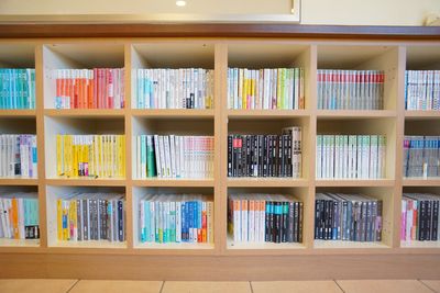 色とりどりの本棚