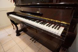 黒のピアノと床