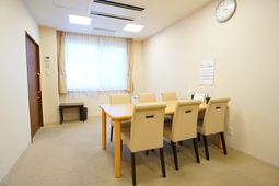 清潔な会議室の様子