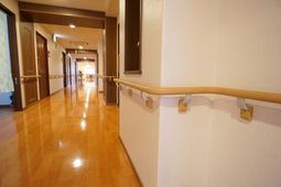 廊下の明るい空間