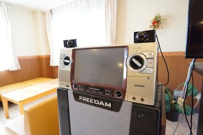カラオケセットのある部屋