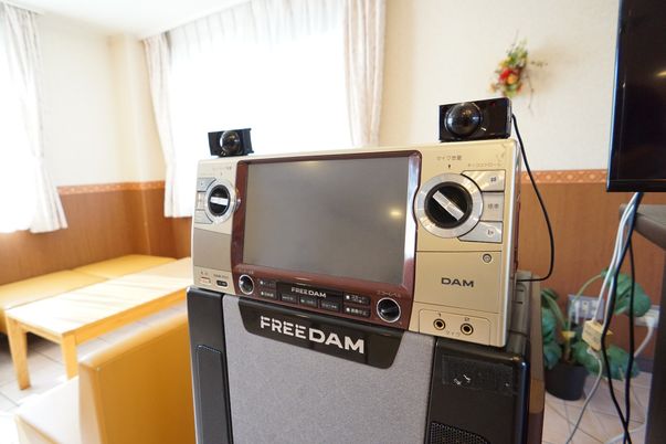 カラオケセットのある部屋