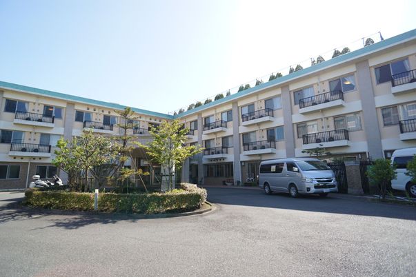 明るい外観の建物エントランス