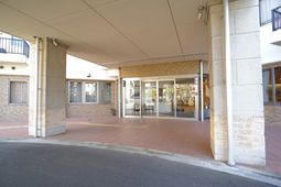 エントランスの明るい景観