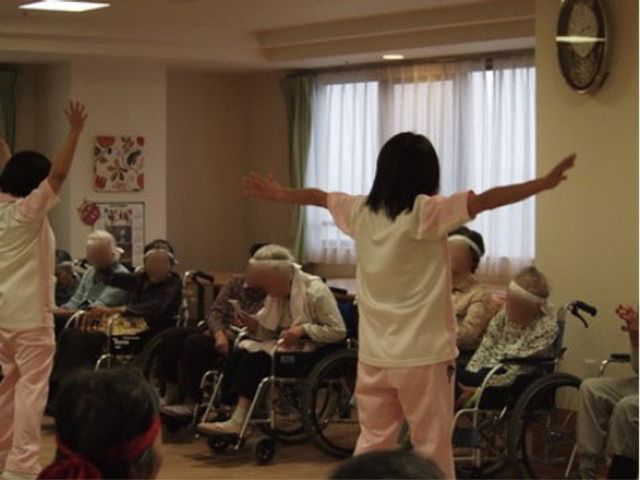 レクリエーションの様子 イベント スタッフが先導する活動に参加する人々が見受けられ、車椅子の方々が交流を楽しんでいる様子です。癒しの時間を提供する場所で、あなたの力が必要とされています。