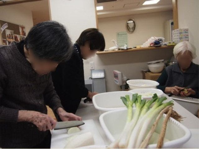 利用者の料理活動 料理 ご利用者が生活の一部として料理に取り組む、アットホームな空間でのひととき。やりがいのある支援ができる環境です。