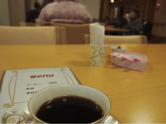 ダイニングメニューとコーヒーカップ