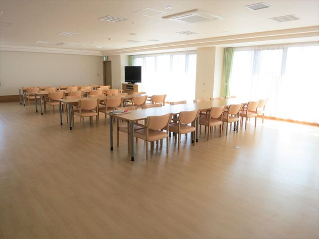 明るい広々とした食堂 食堂 日差しがたっぷりと差し込む、ゆったりとした食堂です。大型テレビがあり、共有スペースでの交流も楽しめます。