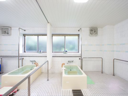 バリアフリー設計の浴室