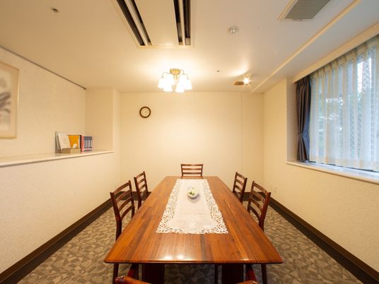 快適な食堂の居室