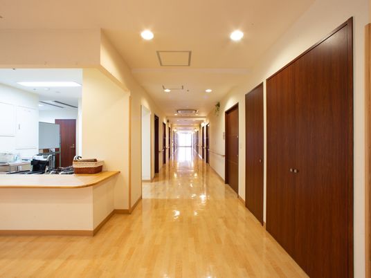 広々とした明るい廊下