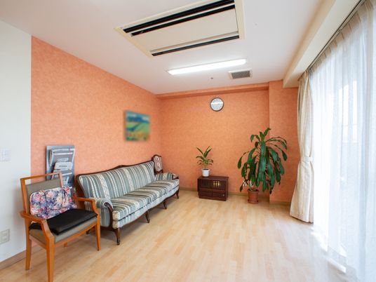 暖かい色のリビング空間