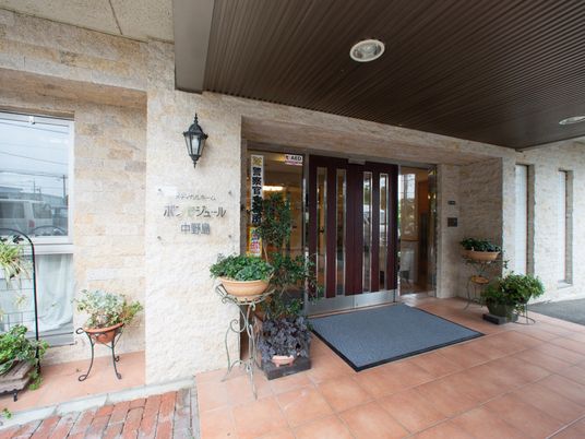 入口と緑の植物